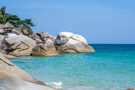 蓝色的宁静海和巨石海滩，在帕岸岛，泰国，亚洲
