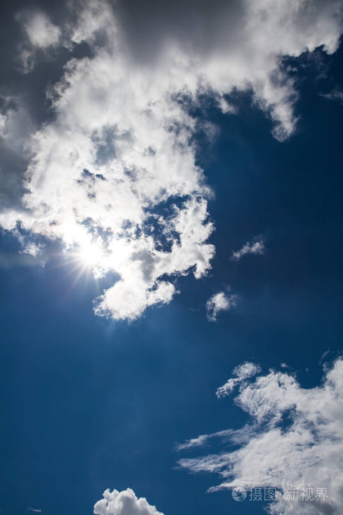 美丽的蓝天与多云.自然背景.户外的阳光