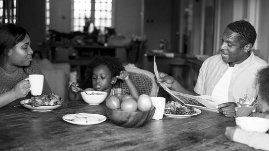 非洲家庭在家吃饭