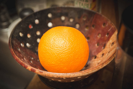 在装饰碗杯鲜橙汁