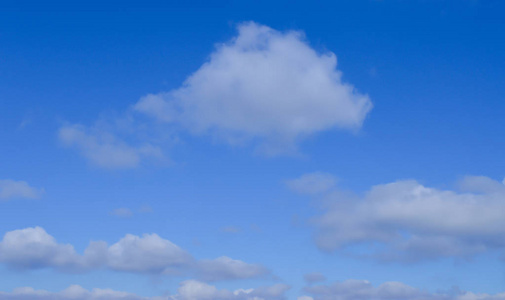 蓝蓝的天空背景上的白云