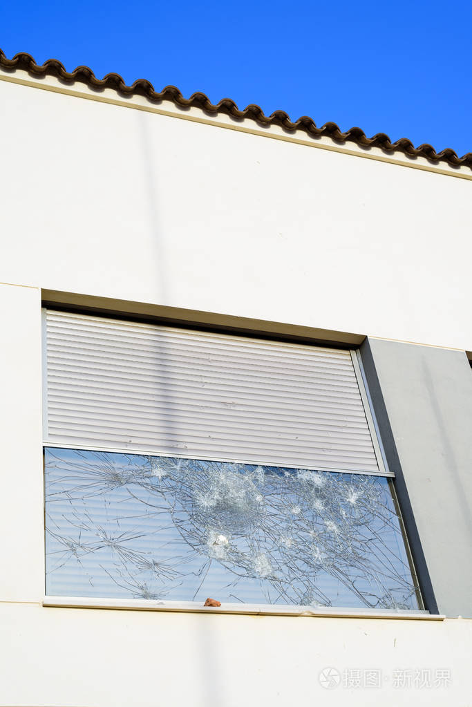破碎的玻璃窗口