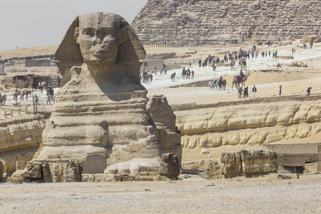 在开罗附近的吉萨金字塔和狮身人面像头的特写视图