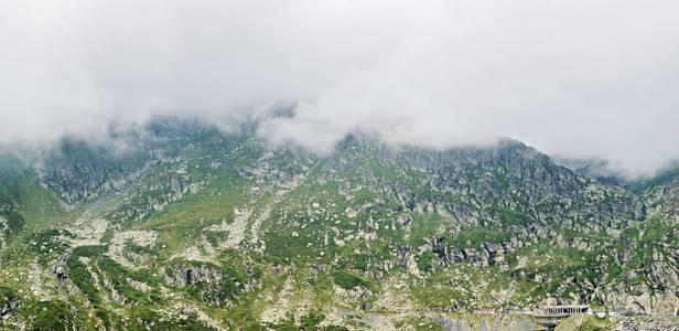 法加拉山脉, 喀尔巴泰与绿草和岩石, 云