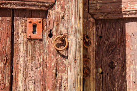 旧的木制门上的锈锁