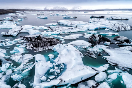 鸟瞰的冰山漂浮在 Jokulsarlon 泻湖所以