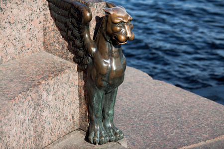 圣斗狮青铜鹰头狮花岗岩大堤照片