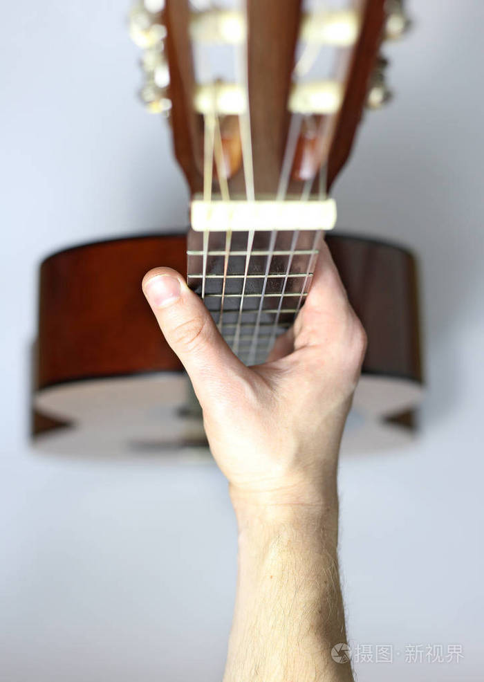 一个人的手中握有一把吉他古典吉他元素