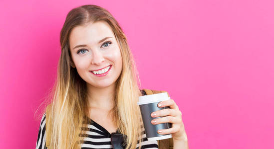 快乐的年轻女人喝咖啡
