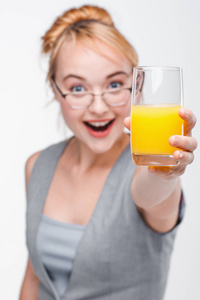 鲜榨果汁的眼镜的女人。健康生活