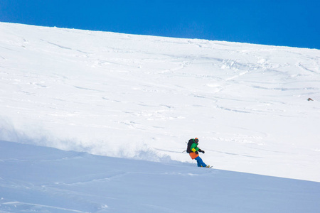 在佐治亚州的滑雪胜地而阳光明媚的冬日滑雪在新鲜的雪上滑雪坡上的滑雪者