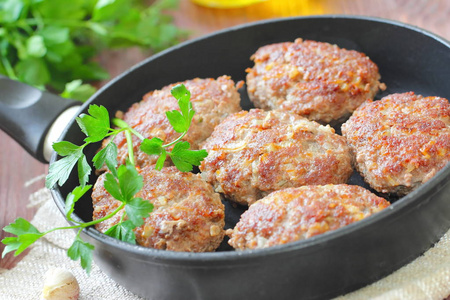 用蔬菜和香草在泛肉饼