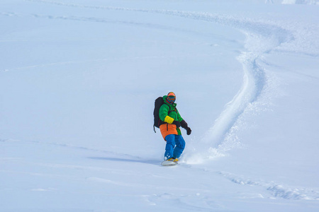 在佐治亚州的滑雪胜地而阳光明媚的冬日滑雪在新鲜的雪上滑雪坡上的滑雪者