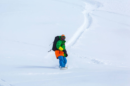 在佐治亚州的滑雪胜地而阳光明媚的冬日滑雪在新鲜的雪上滑雪坡上的滑雪者