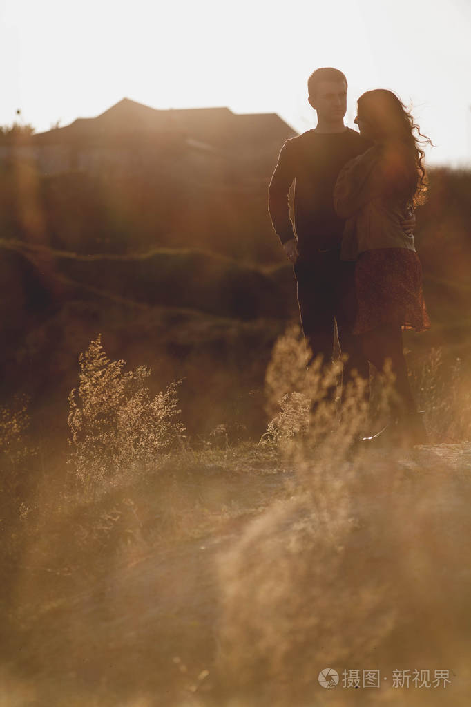 男孩和女孩.在傍晚的公园里享受彼此