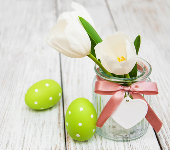 复活节彩蛋和郁金香