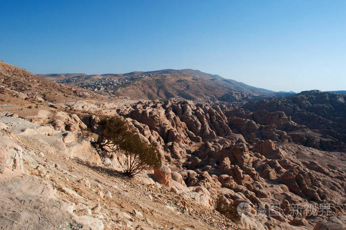 中东: 山地和沙漠景观道路,以其岩石切割建筑在世界范围内导致佩特拉