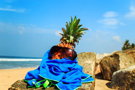 菠萝在海滩上的太阳镜