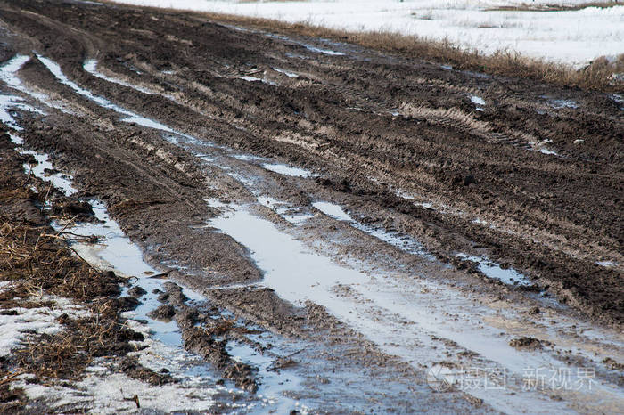 春天肮脏的乡间小路上多雨的水坑