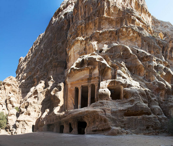 在小佩特拉，纳巴泰人的考古遗址，有建筑刻在墙上的砂岩峡谷，北部佩特拉 Siq 基地通常被称为佩特拉遗址公园 Beidah T