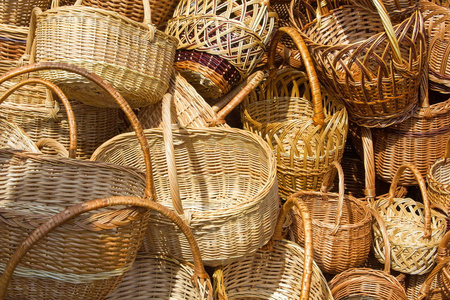 用柳枝编织的篮子。 用来存放或搬运通常由藤条或铁丝编织成的东西的容器。