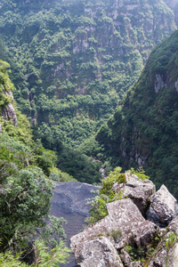 峡谷瀑布和森林