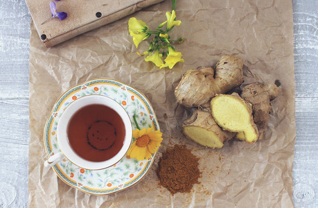 姜和地面姜黄的桌子上的茶一杯。概念