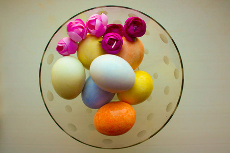 复活节彩蛋是投标在玻璃玻璃花瓶