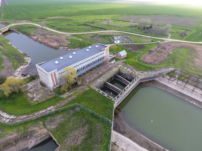 稻田灌溉系统水泵泵站。视图