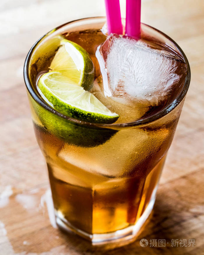 长岛冰茶鸡尾酒用石灰冰和配粉红色草帽
