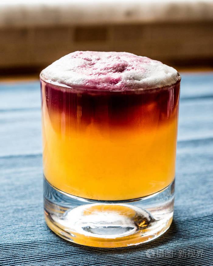 纽约酸鸡尾酒与泡沫和蓝色背景