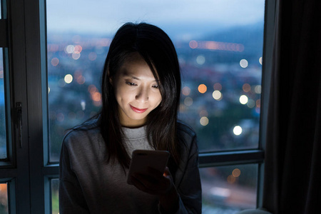 女人在家里使用手机