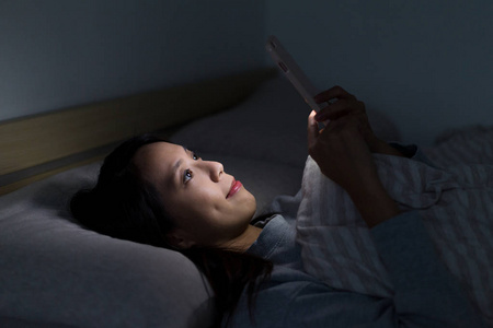 女人晚上在线使用手机