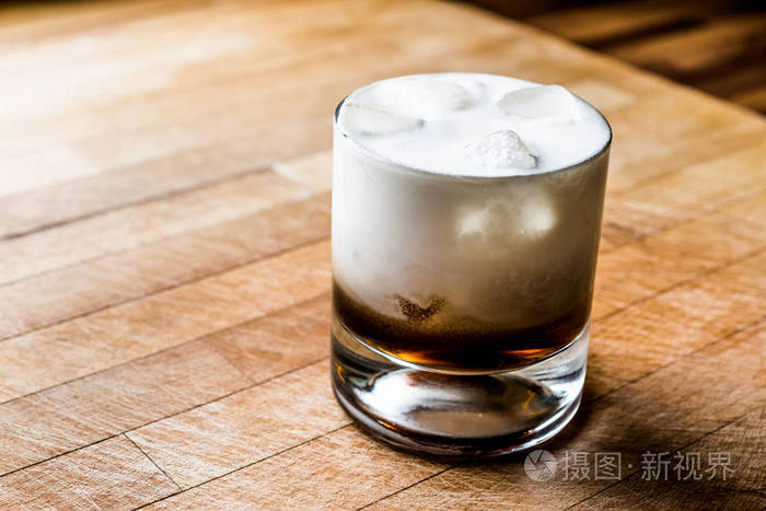 白俄鸡尾酒木制表面上