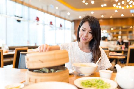 在中国餐馆里吃的女人