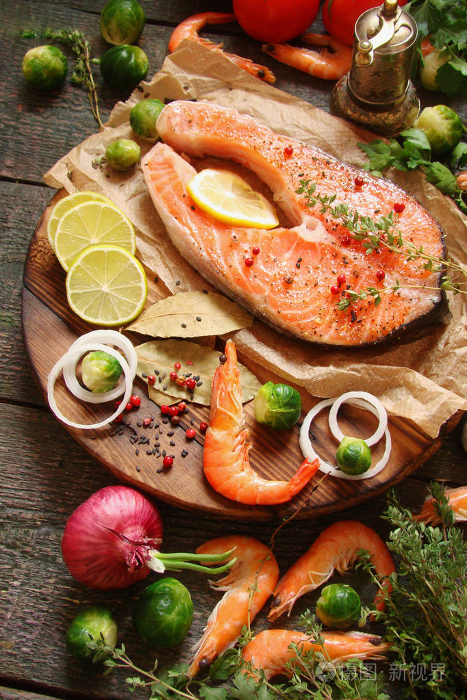 鱼大马哈鱼和虾与绿党, 石灰和蔬菜在一个 rus