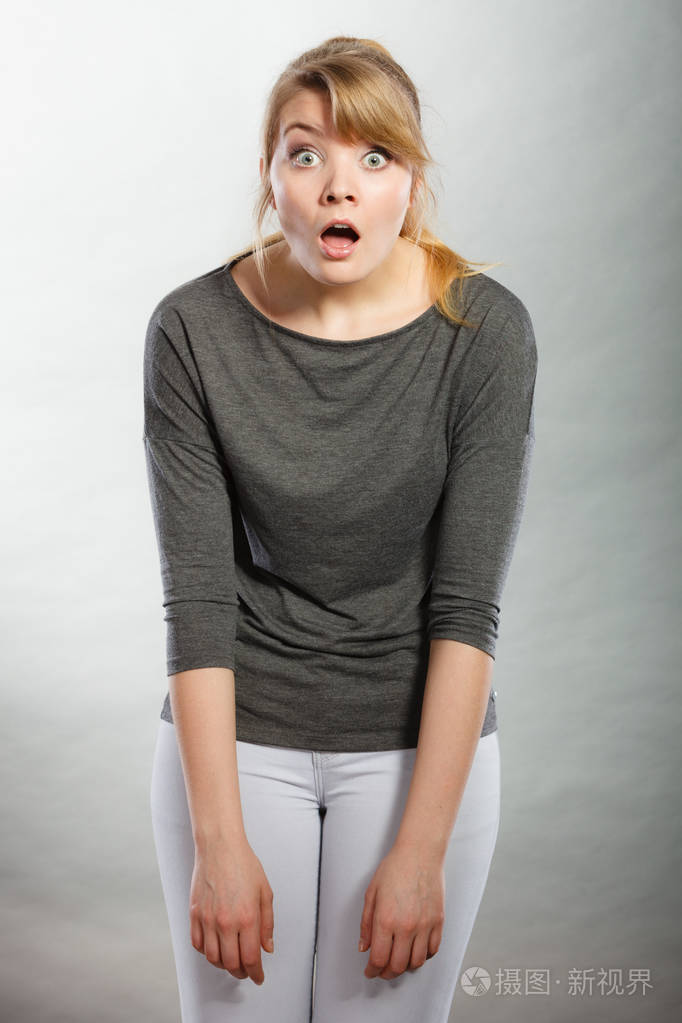 惊讶震惊的女孩张开嘴巴