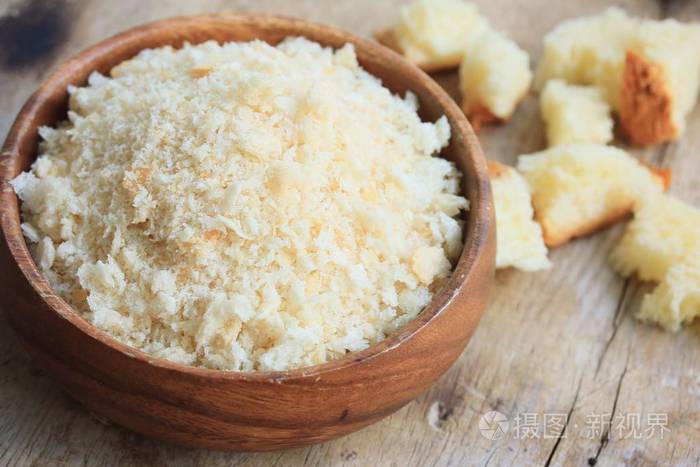 木头上的面包屑