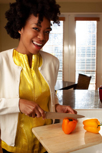 非洲裔美国女人在厨房做饭