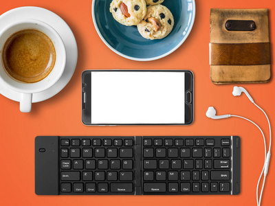 移动办公室的顶部视图与智能手机和蓝牙键盘在咖啡馆作为数字游牧工作。