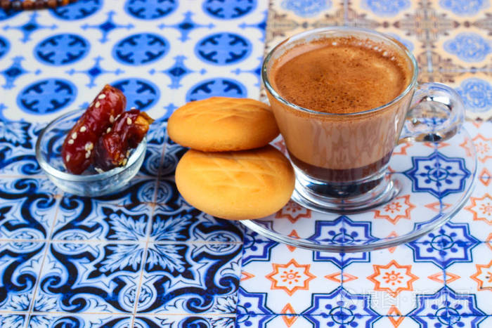 杯上东方的彩色背景的阿拉伯咖啡