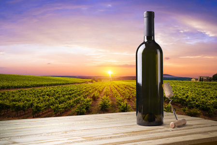 酒与托斯卡纳日落的葡萄园。意大利