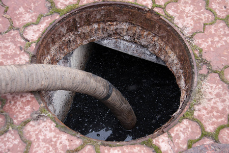 从排水孔抽污水