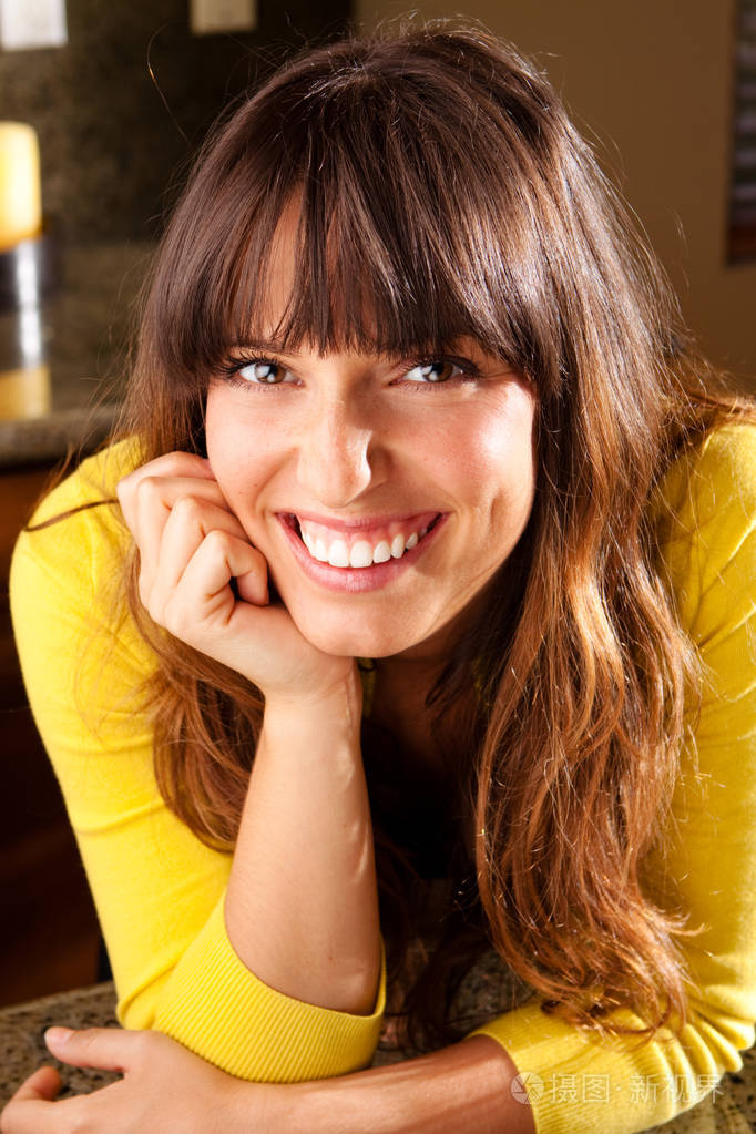 美丽年轻的幸福的女人笑和微笑