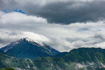 暴风雨前的乌云，在山高