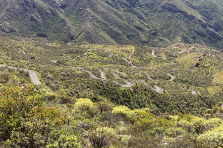 顶视图的蜿蜒山路大加那利岛