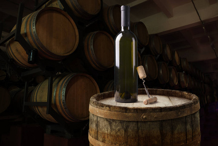 酒与托斯卡纳日落的葡萄园。意大利