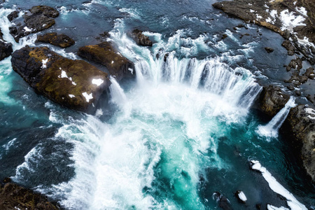 著名的 Godafoss 瀑布，岛屿北部