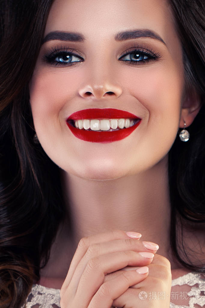 与美丽的笑容的可爱女人喜悦和幸福的概念