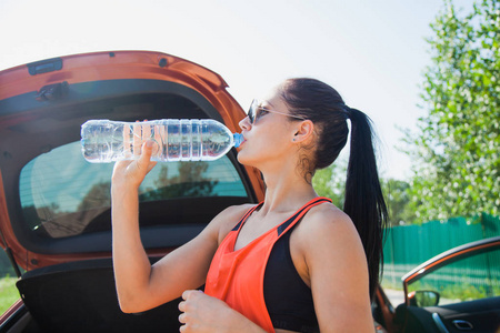 年轻人适合女人喝水附近车后硬锻炼户外
